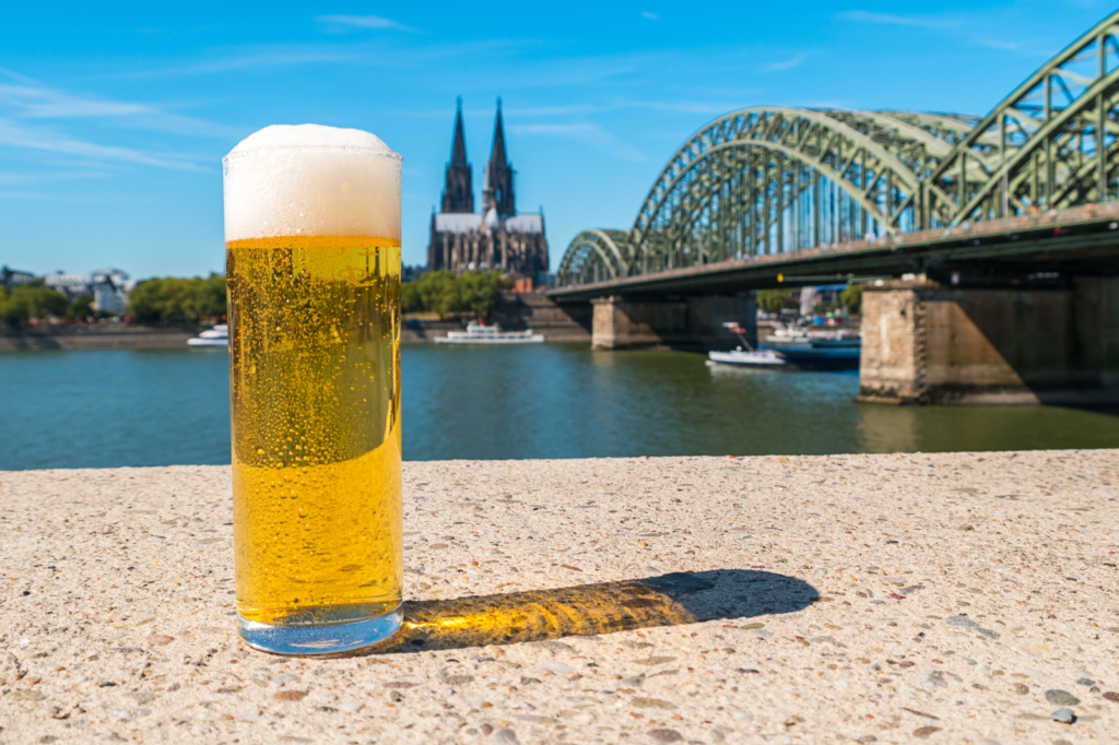 Kölsch - Bierglas vor dem Kölner Dom